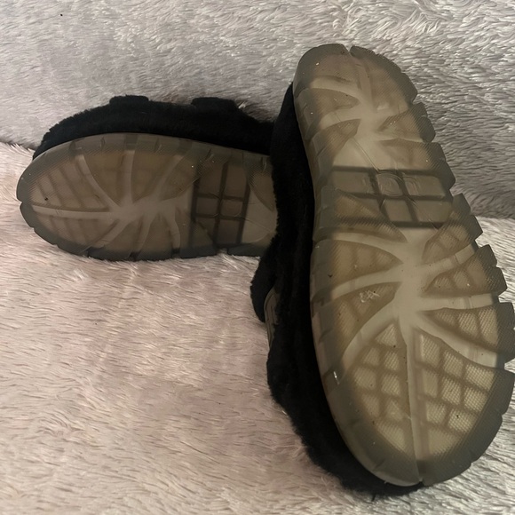 UGG FLUFFITA Women's Black Slippers
Platform SLIDES Size 8 - Picture 3 of 6